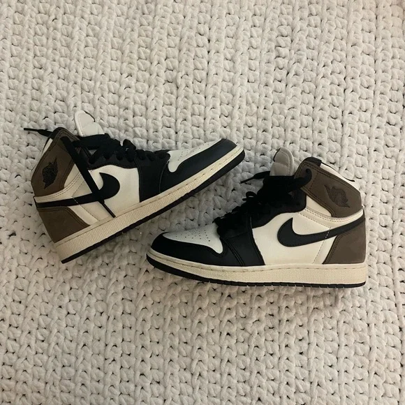 Jordan 1s Mocha high - Picture 1 of 4